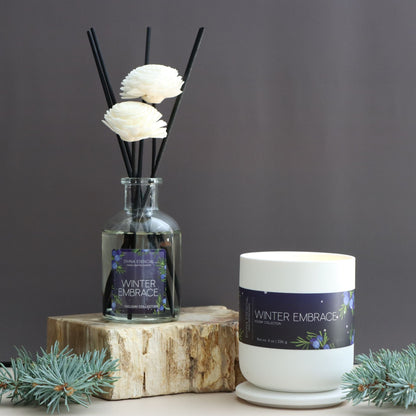 Divina Esencial Winter Embrace holiday gift duo – handcrafted candle and reed diffuser with citrus, pine, and sage scent